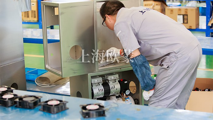 实拍黄金城官网入口技术人员对小型喷雾干燥机进行装配
